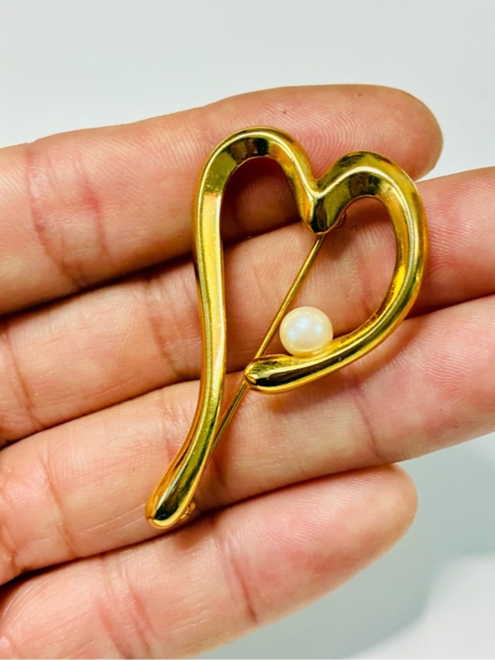 VTG Gold Heart Pearl Accent Brooch - Elegant Women's Jewelry EUC